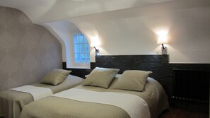 2 habitaciones, tabla de planchar con plancha y cuna de viaje