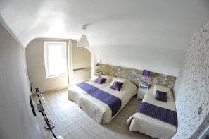 2 habitaciones, tabla de planchar con plancha y cuna de viaje