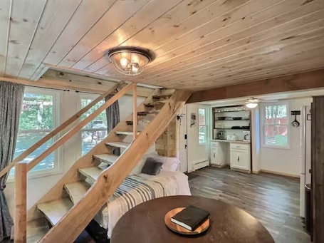 内装. Cozy Cabin with Fireplace, Firepit, Close to Lake