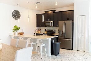 Een koelkast, een microgolfoven, een oven, een kookplaat