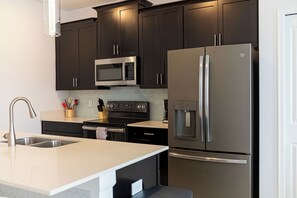 Een koelkast, een microgolfoven, een oven, een kookplaat