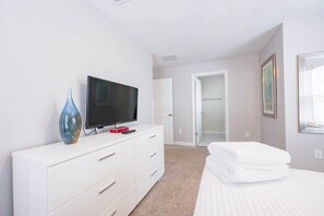 5 chambres, fer et planche à repasser, lit de bébé portatif