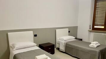 2 Schlafzimmer, Schreibtisch, Bügeleisen/Bügelbrett, WLAN