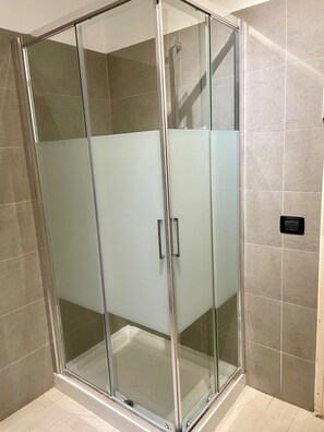 Shower, hair dryer, bidet, towels - INTERO APPARTAMENTO NEL CUORE DEL CENTRO STORICO DI VERONA (Verona)