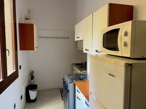 Jääkaappi, uuni, liesi, keittoastiat/astiat/ruokailuvälineet