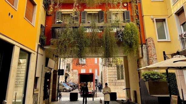 A multi-story building with balconies, some with plants. - INTERO APPARTAMENTO NEL CUORE DEL CENTRO STORICO DI VERONA (Verona)