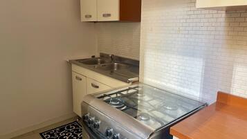 Kühlschrank, Ofen, Herdplatte, Kochgeschirr/Geschirr/Besteck