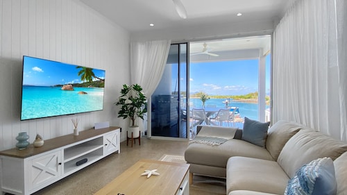 Casa del Sol – A spacious tropical retreat with stunning water and mountain views