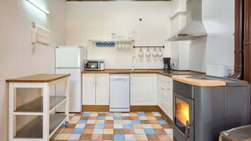Premier Apartment, City View | Private kitchen | Mini-fridge, microwave, stovetop, dishwasher