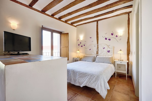 Superior Studio, Courtyard View | Laptop workspace, free WiFi - San Francisco 58 (Santo Domingo de la Calzada)