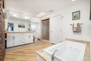 Dusche, Whirlpool, Haartrockner, Handtücher