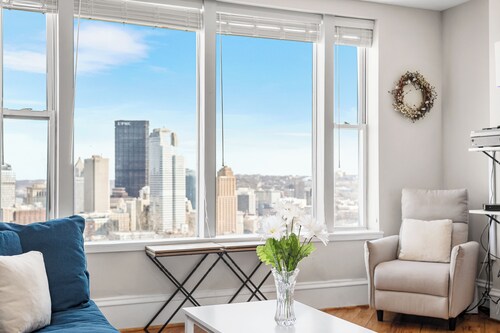 Breathtaking views of Pittsburgh from Mt. Washington! Rooftop deck + parking!