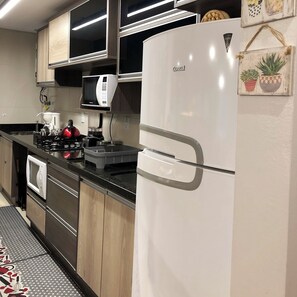 Frigorífico, microondas, horno y placa de cocina