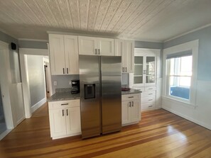 Fridge, microwave, oven, stovetop - Cozy 3 bedroom in a friendly neighborhood close to I-93! (Manchester)