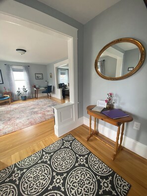 Interior - Cozy 3 bedroom in a friendly neighborhood close to I-93! (Manchester)