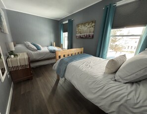 3 habitaciones, escritorio y tabla de planchar con plancha 