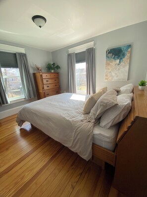3 Schlafzimmer, Schreibtisch, Bügeleisen/Bügelbrett, Reisekinderbett