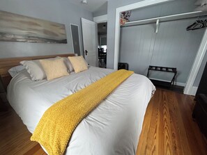 3 bedrooms, desk, iron/ironing board, travel cot