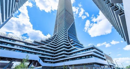 Luxury Lakefront Oasis❤️ Stunning Views of the Lake, Harbour & Toronto Skyline❤️