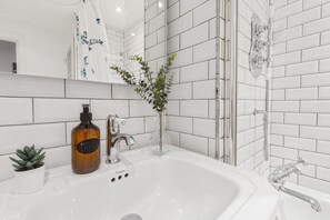 Séchoir à cheveux, serviettes fournies