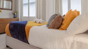 2 bedrooms, iron/ironing board, internet, bed sheets