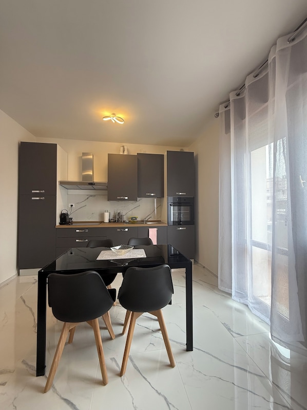 55-inch LED TV with digital channels, Netflix, first-run films - Residence La Pace (Vicenza)