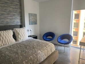 1 bedroom, desk, iron/ironing board, WiFi - Modern Condo in Prime Downtown Miami – Sleeps 3 (Miami)