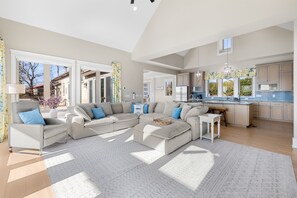 Smart TV, offices - Hot Tub, Game Room, Lakefront, Kayaks & Spacious! (Troutman)