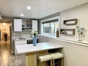 Refrigerador, microondas, lavavajillas y cafetera y tetera 