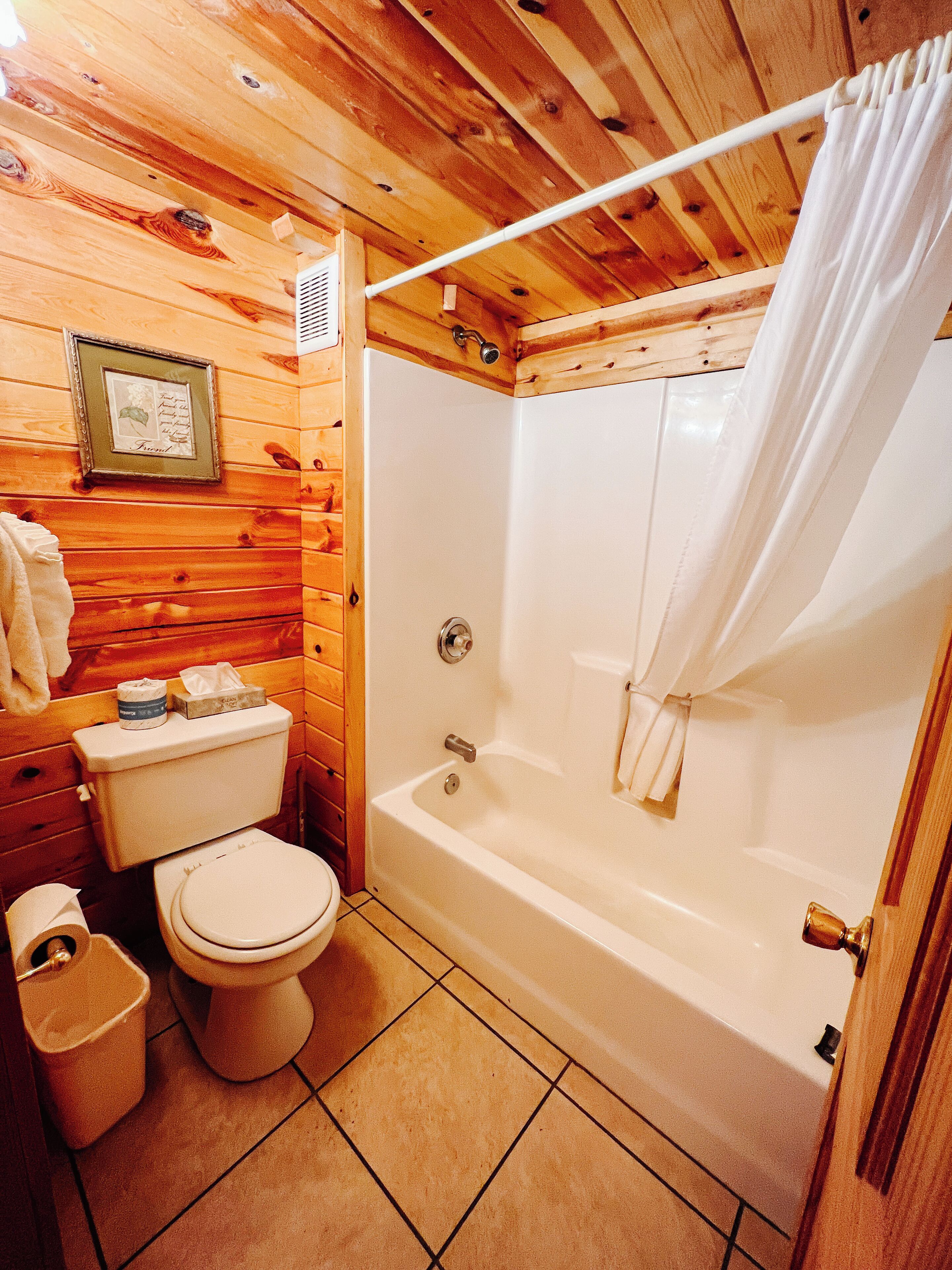 Hiustenkuivaaja, pyyhkeet, saippua, sampoo