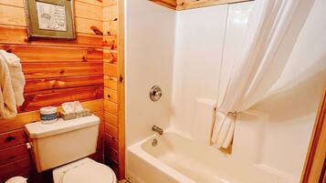 Hiustenkuivaaja, pyyhkeet, saippua, sampoo