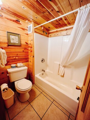 Hiustenkuivaaja, pyyhkeet, saippua, sampoo