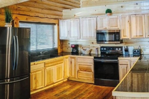 River Lodge Family Cabin - Unwind by nature's beauty!