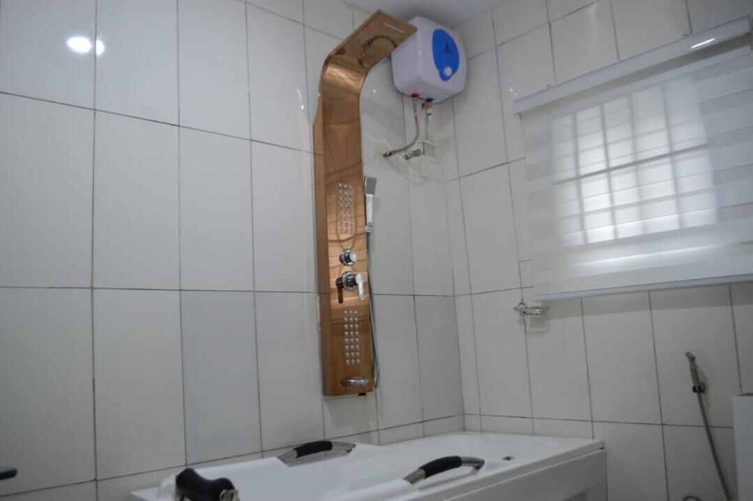 ห้องลักซ์ชัวรี่ | ห้องน้ำ | ฝักบัวในอ่างอาบน้ำ, ของใช้ในห้องน้ำฟรี, ไดร์เป่าผม (มีให้บริการตามคำขอ)