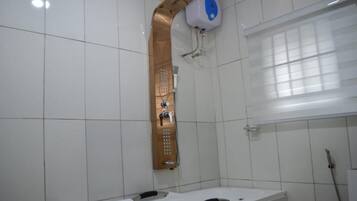 Luksusrom | Bad | Kombinert dusj/badekar, toalettartikler (inkludert) og hårføner