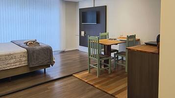 1 Schlafzimmer, Schreibtisch, Bügeleisen/Bügelbrett, Reisekinderbett