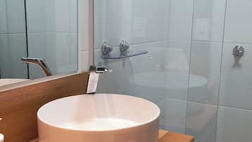 Douche, sèche-cheveux, serviettes fournies, savon