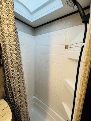 Eco-friendly toiletries, towels, soap, shampoo - Comfort and relaxation at Black Lake in Olympia (Olympia)