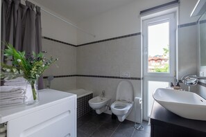 Asciugacapelli, bidet, asciugamani, sapone