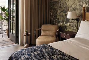 Habitación, 1 cama de matrimonio grande, balcón | Minibar, caja fuerte, wifi gratis y ropa de cama