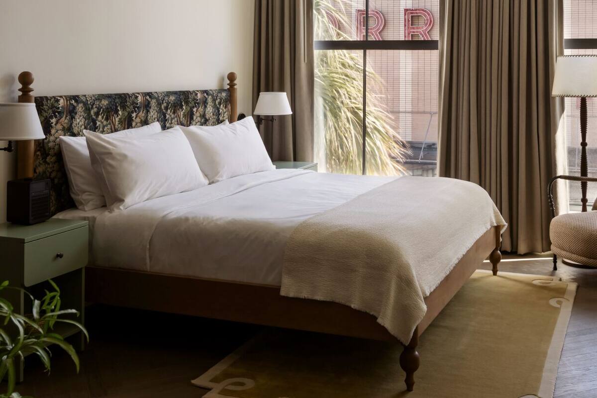 Room, 1 King Bed | Minibar, in-room safe, WiFi (free), bed sheets