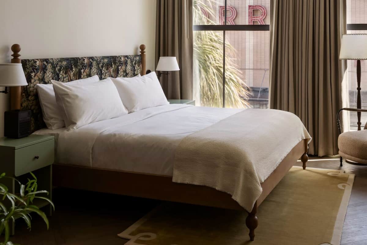 Chambre, 1 très grand lit | Minibar, coffres-forts dans les chambres, Wi-Fi gratuit, draps fournis