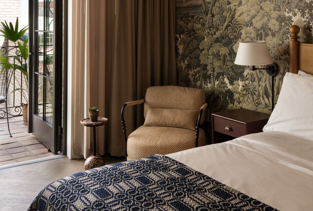 Room, Balcony