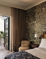 Minibar, caja de seguridad en la habitación, wifi gratis y ropa de cama 