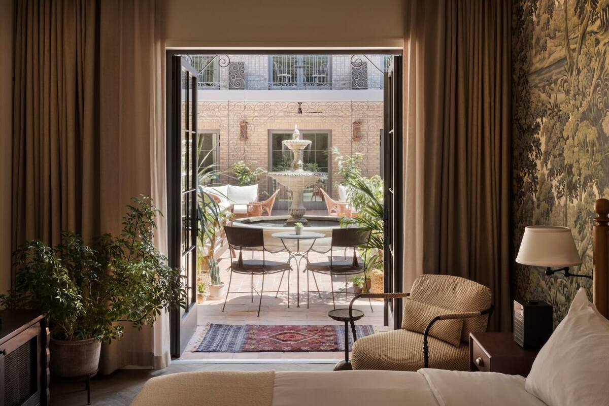 Room, 1 King Bed (Courtyard) | Minibar, in-room safe, WiFi (free), bed sheets