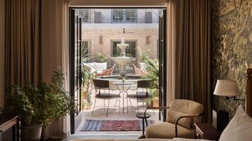 Room, 1 King Bed (Courtyard)