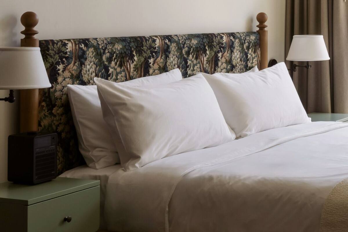 Minibar, in-room safe, WiFi (free), bed sheets