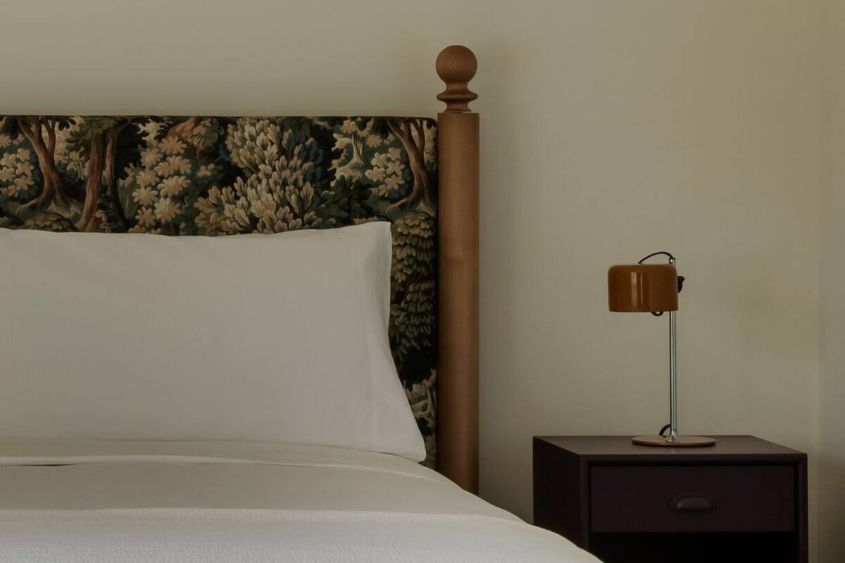 Minibar, in-room safe, WiFi (free), bed sheets
