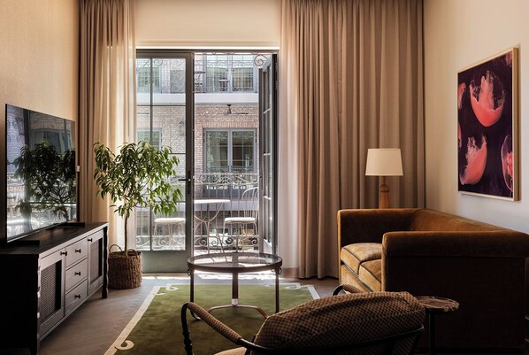 Suite, 1 cama King size, balcón | Área de sala de estar | Smart TV de 65 pulgadas con canales por cable, Netflix y Hulu 