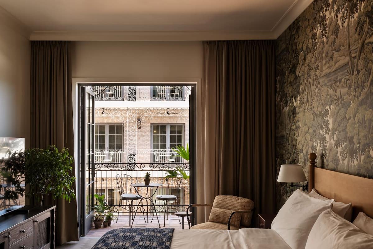 Room, Balcony